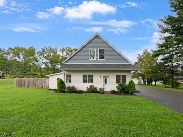 view of front of house featuring a front yard