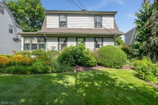 view of front facade with a front yard