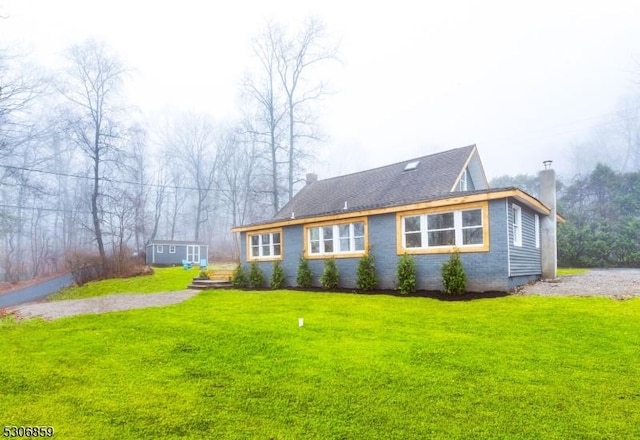 back of house featuring a lawn