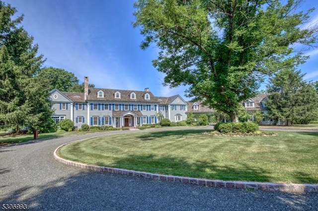 view of front of property with a front yard