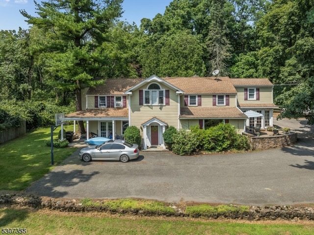 view of front of property featuring a front lawn