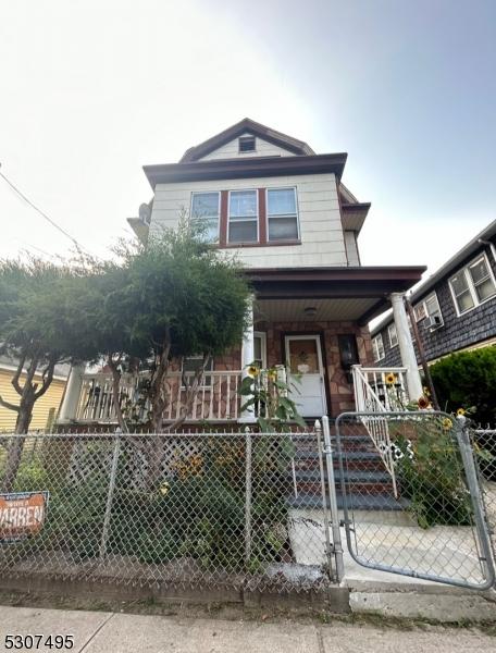 view of front of home with covered porch