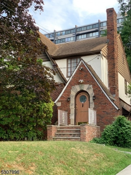 view of front of house featuring a front lawn