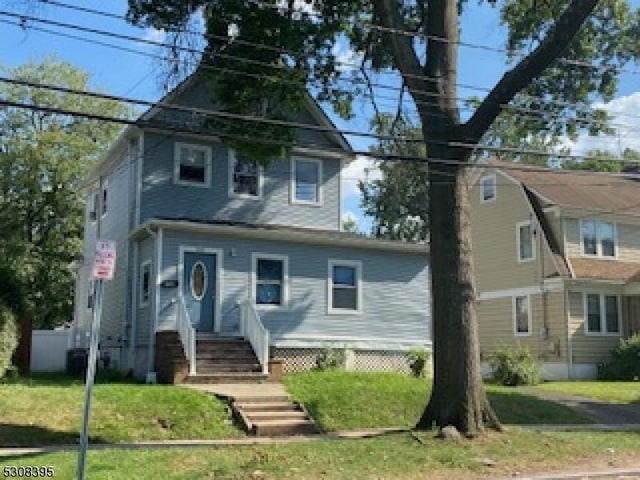 view of front of property with a front yard