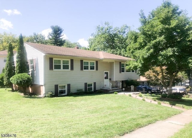 split foyer home featuring a front yard