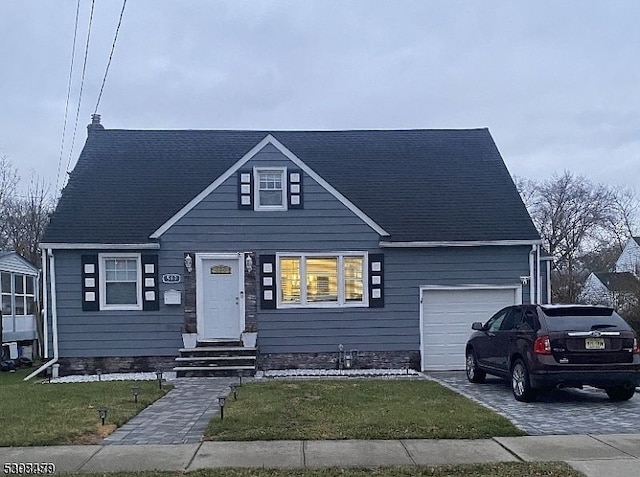 view of front facade featuring a front lawn and a garage