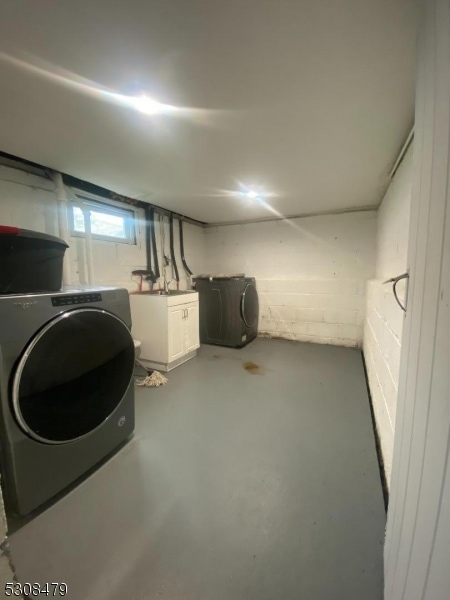 basement featuring washing machine and clothes dryer