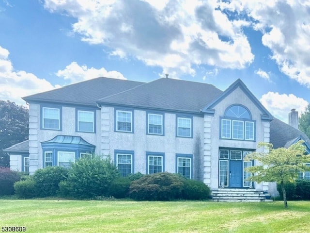 view of front of home featuring a front lawn