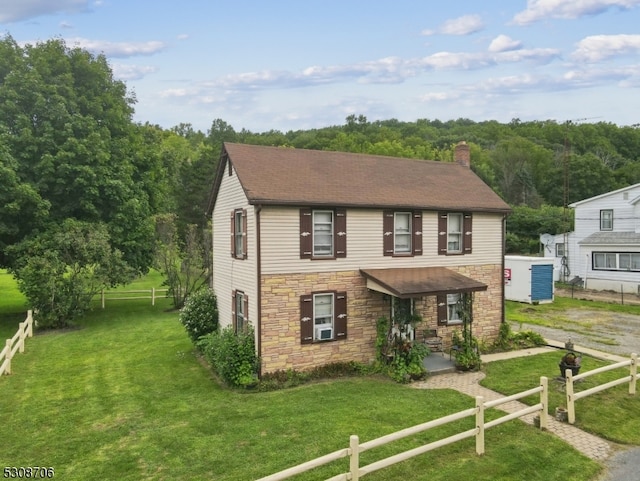 view of front of property featuring a front lawn