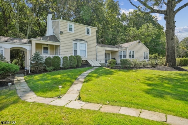 view of front of house featuring a front lawn