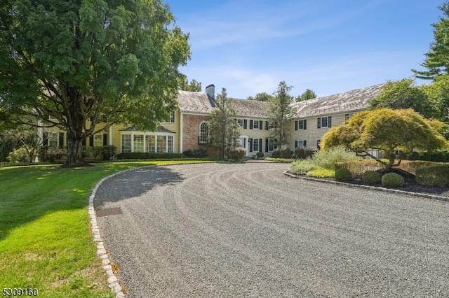 view of front of property featuring a front lawn