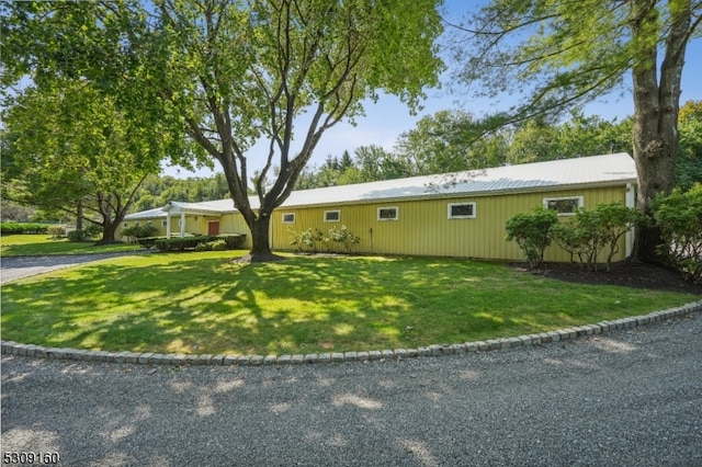 single story home featuring a front lawn