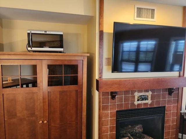 details featuring visible vents and a tiled fireplace