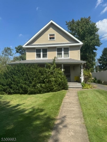 view of front facade featuring a front lawn