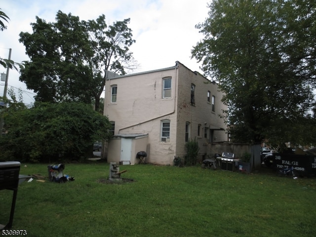 exterior space featuring a lawn