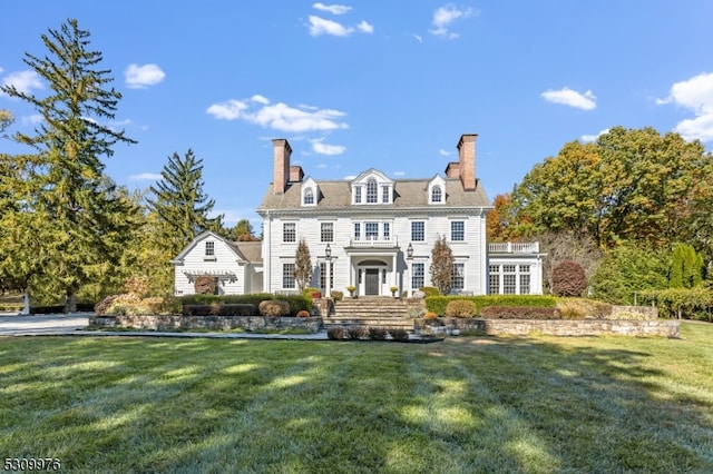 view of front of property featuring a front lawn