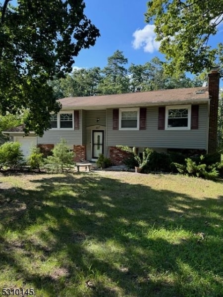 split foyer home with a front yard