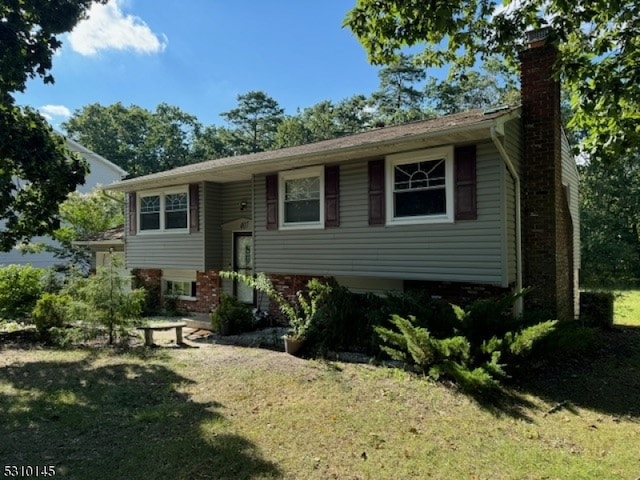 bi-level home featuring a front lawn