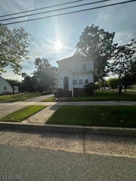 view of front facade with a front yard
