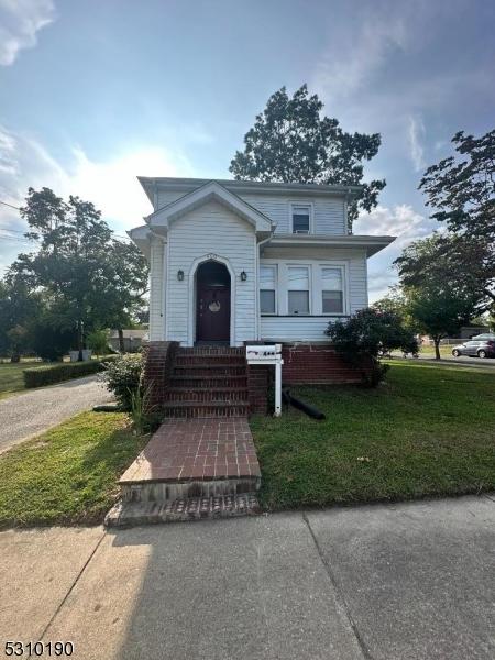 view of front of property featuring a front lawn