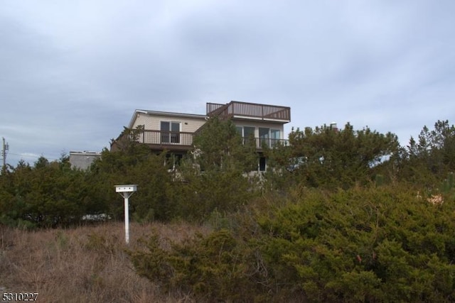 view of front facade with a balcony