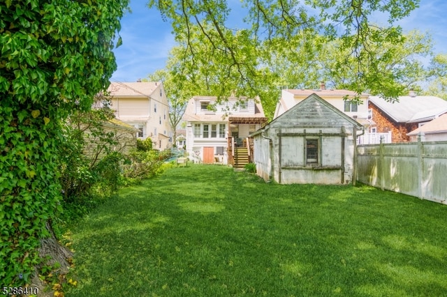 view of yard with an outbuilding