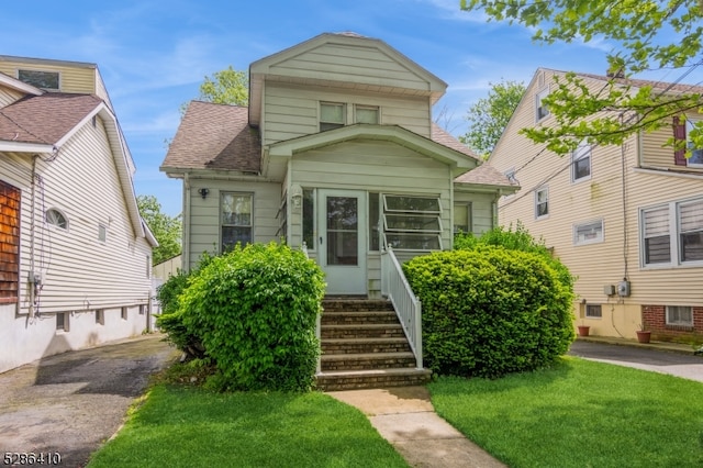 view of front of home with a front lawn