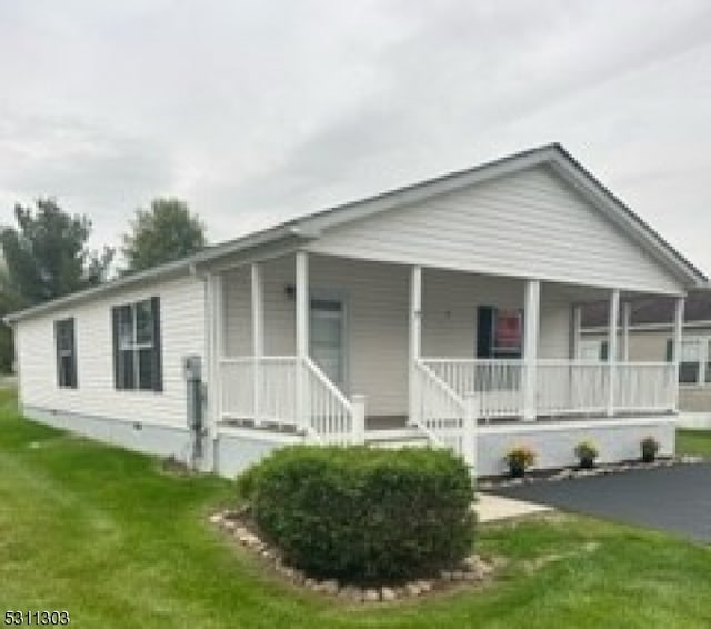 view of front facade featuring a porch and a front lawn