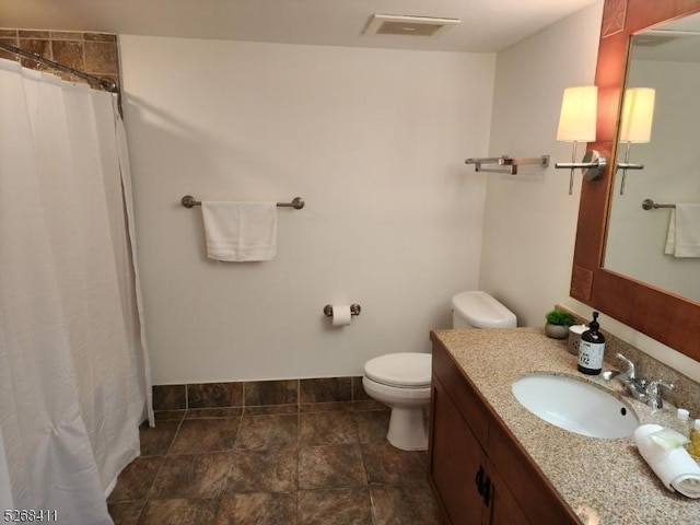 full bath featuring toilet, visible vents, a shower with shower curtain, and vanity