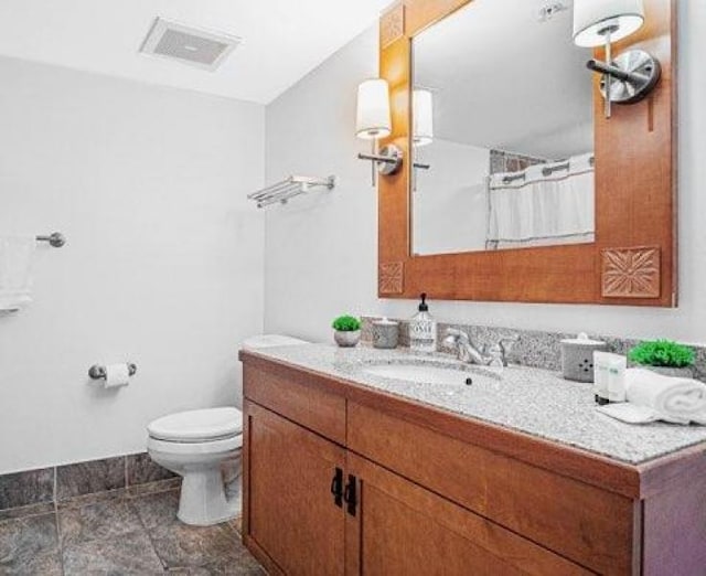 full bathroom featuring toilet, curtained shower, vanity, and visible vents