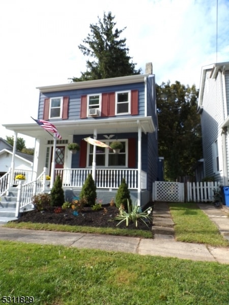 view of front facade featuring a front lawn and covered porch