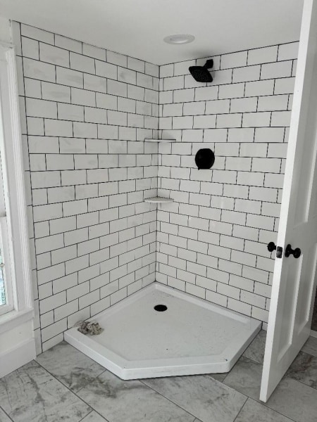 bathroom featuring a tile shower