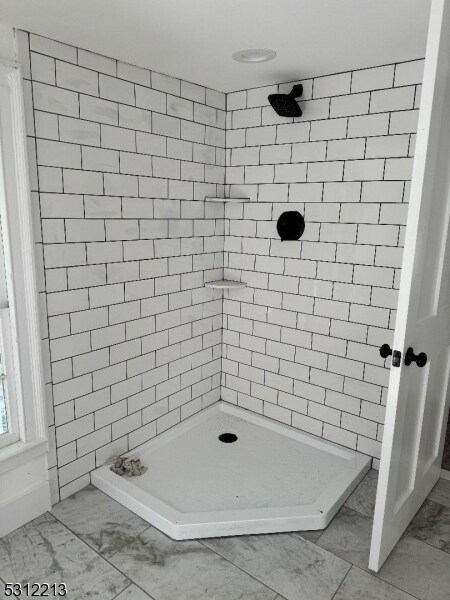 bathroom featuring a tile shower