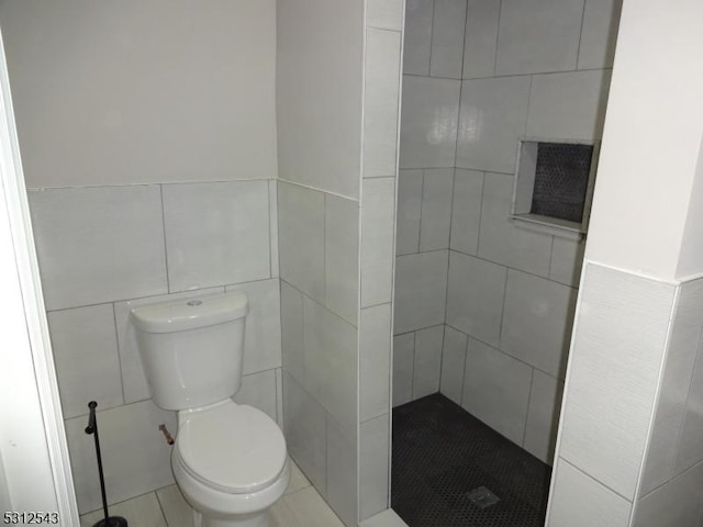 189 Park Rd, Parsippany-Troy Hills Twp, NJ 07054 - bathroom featuring tiled shower, tile walls, wainscoting, and tile patterned flooring