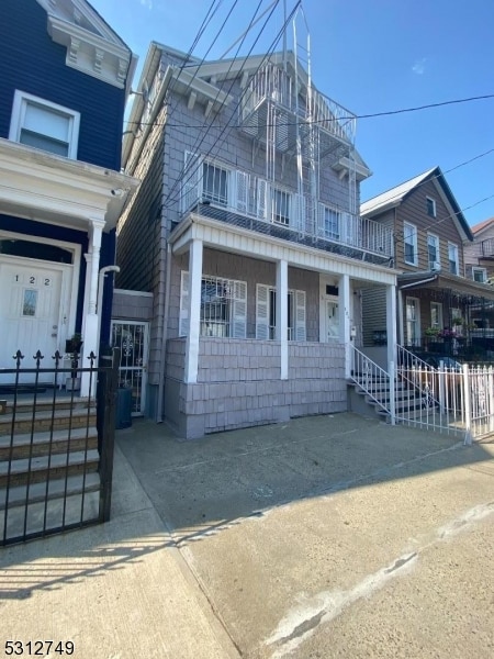 view of front facade featuring a porch