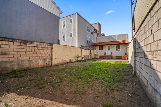 view of yard featuring a patio