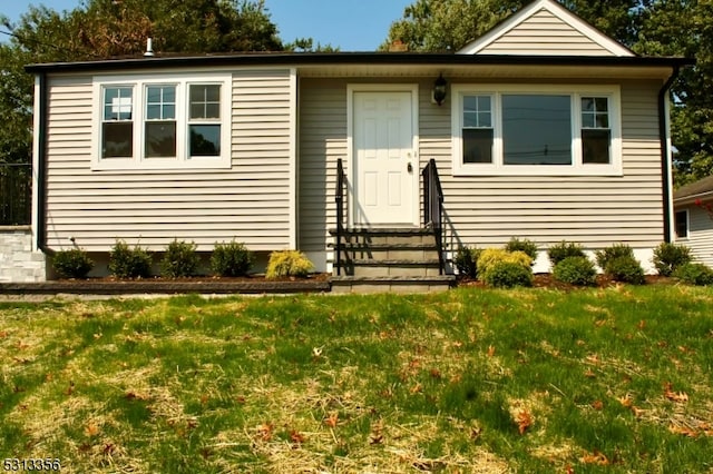 view of front facade featuring a front lawn