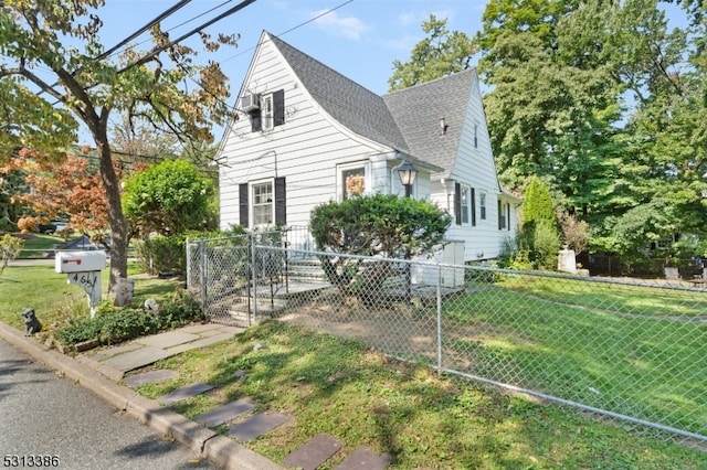 view of front facade with a front lawn