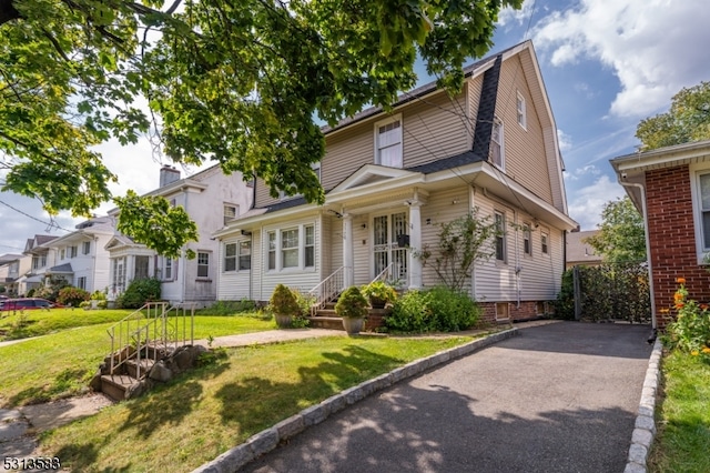 front of property featuring a front lawn