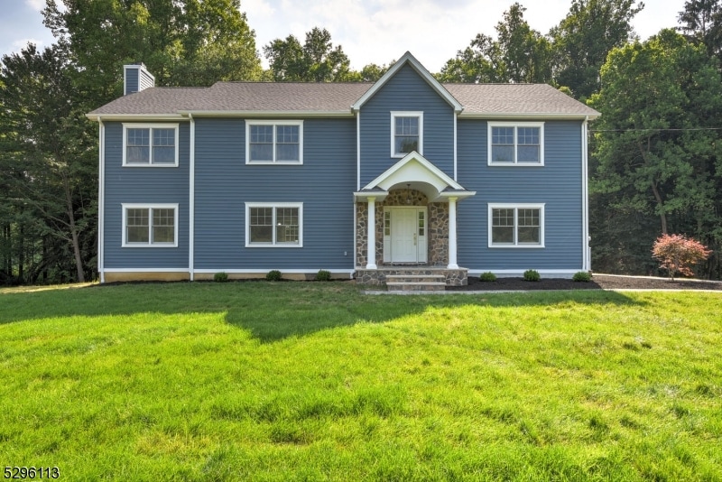 colonial home featuring a front yard