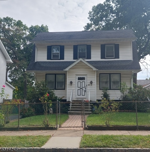 view of front of property featuring a front lawn