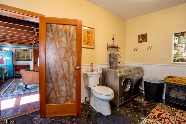 bathroom with toilet and independent washer and dryer