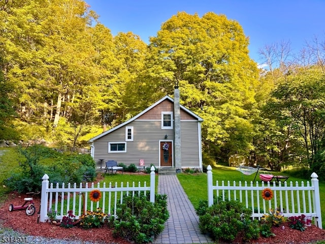 view of front of home featuring a front yard