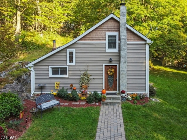 view of front of property with a front lawn