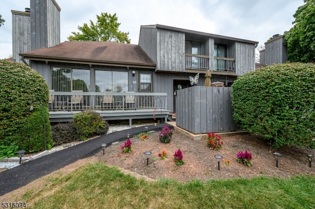 view of front of property featuring a balcony