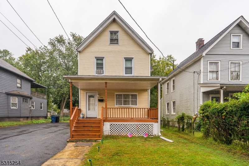 view of front of property featuring covered porch and a front yard