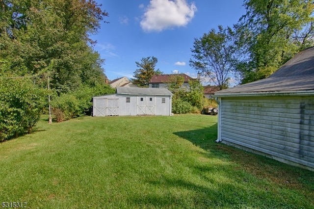 view of yard with an outbuilding