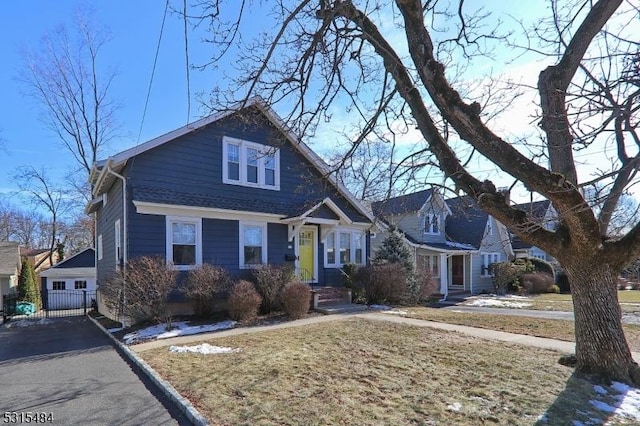 view of front of home featuring a front lawn