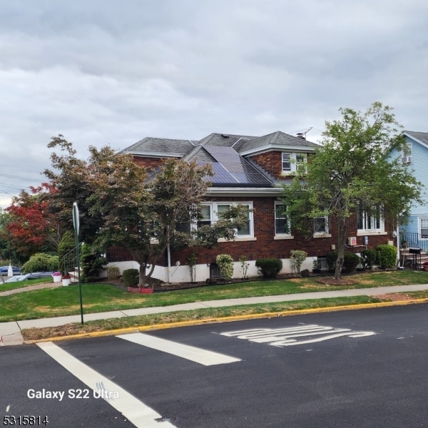 view of front facade featuring a front yard