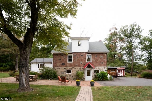 back of house featuring a yard